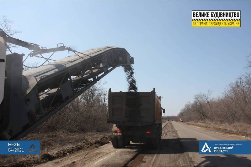 Продовжують ремонтувати дорогу на Сватове