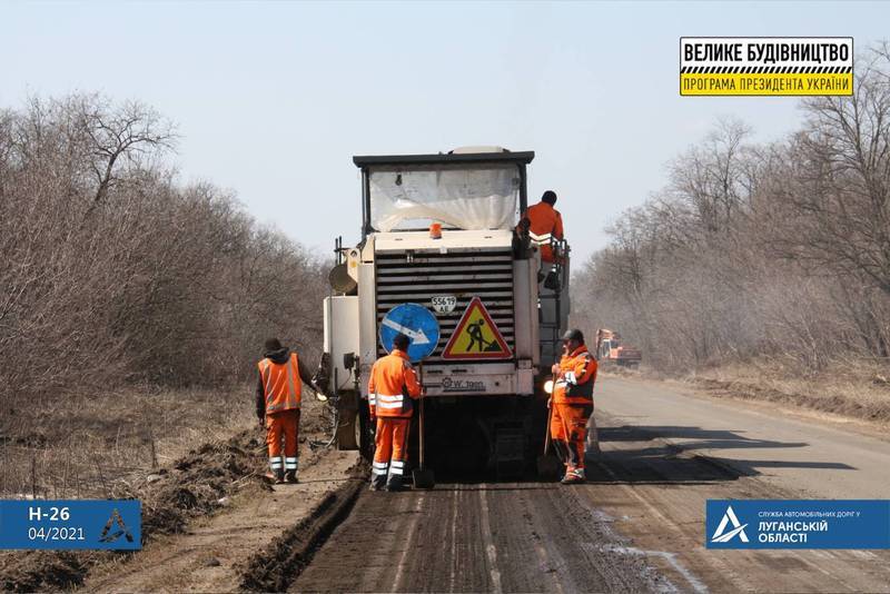 Продовжують ремонтувати дорогу на Сватове