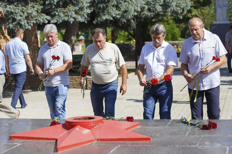 Поклали квіти до Вічного вогню | Новини Старобільськ