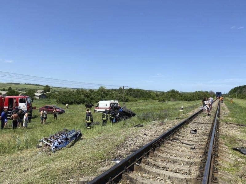 Зіткнулися трактор та потяг