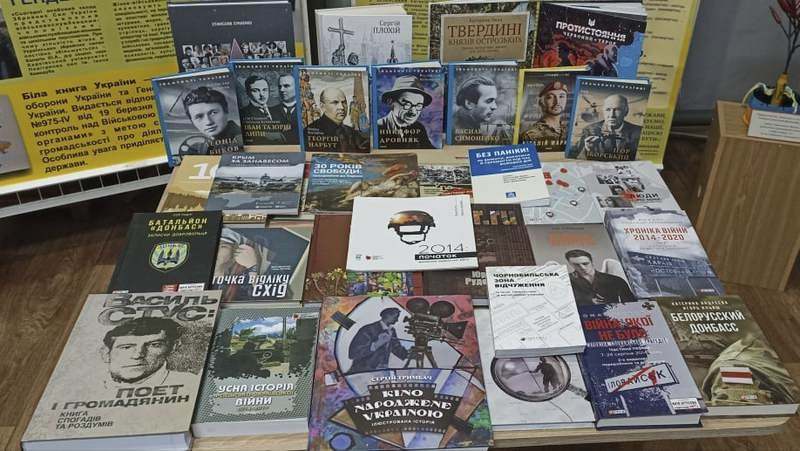 Військовослужбовці подарували книги музею | Новини Старобільськ