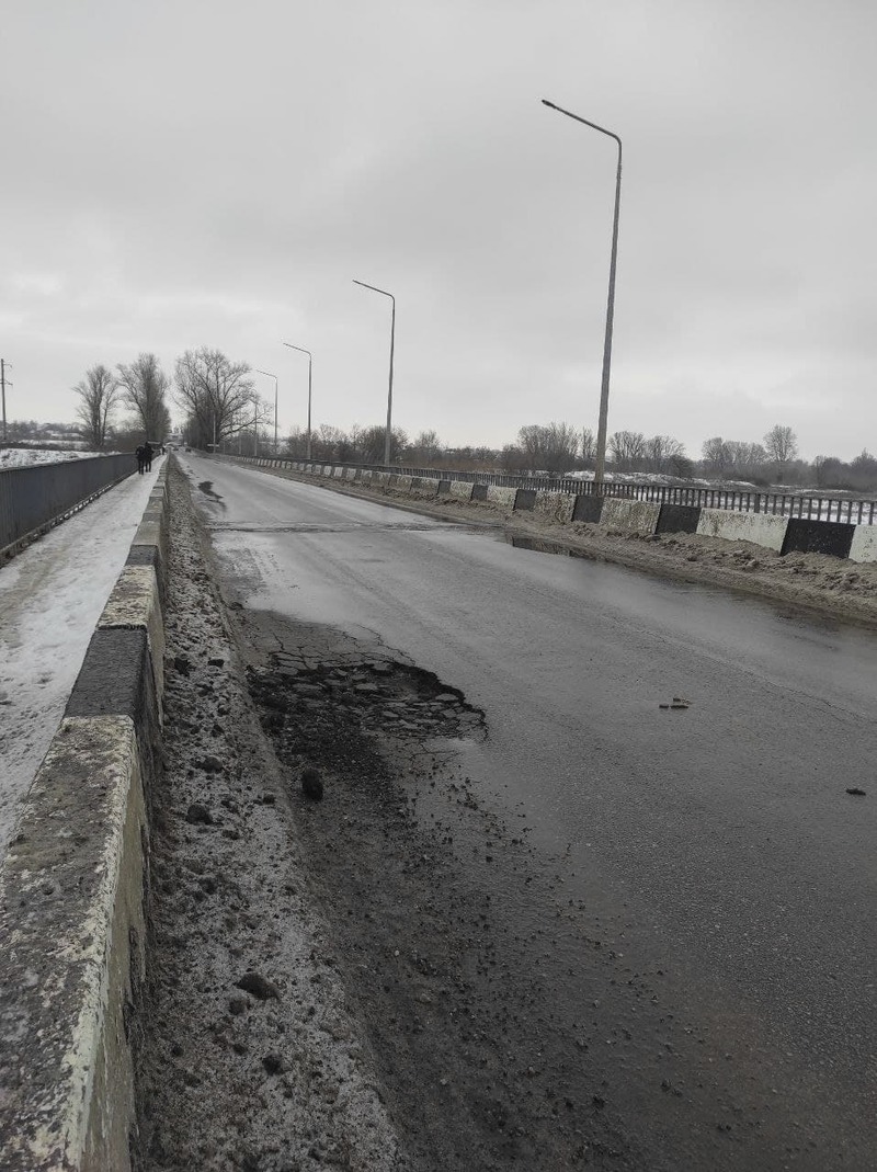 Просів новий асфальт на мосту | Новини Старобільськ