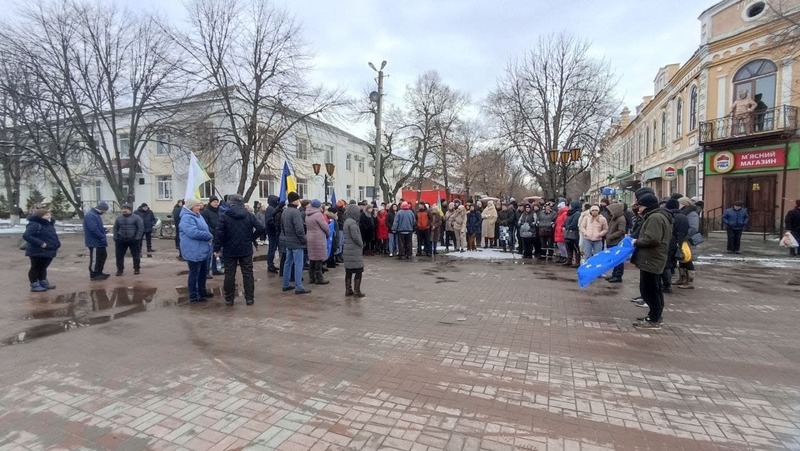 Старобільчани спалили флаг «ЛНР» та повернули український прапор | Новини Старобільськ