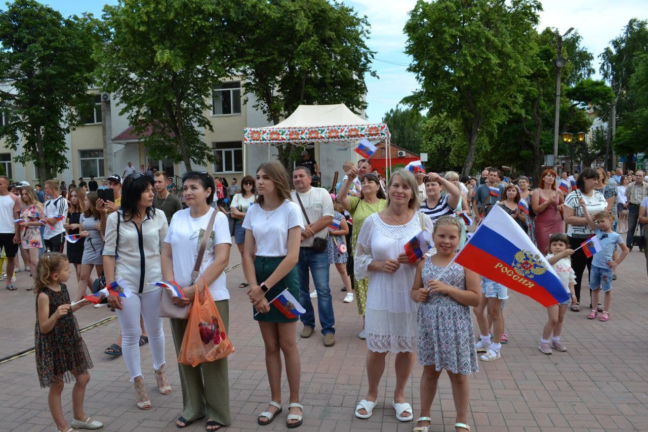 Старобільські запроданці сьогодні святкували день росії - країни, що стала вбивцею | Новини Старобільськ