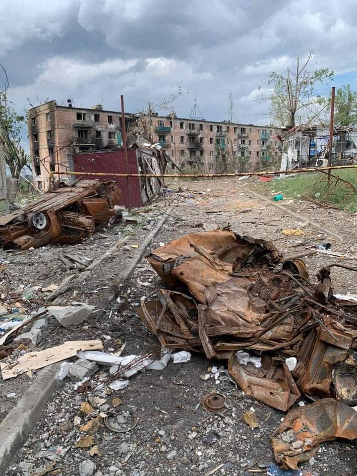 ЗСУ виходять із зруйнованого Сєвєродонецька