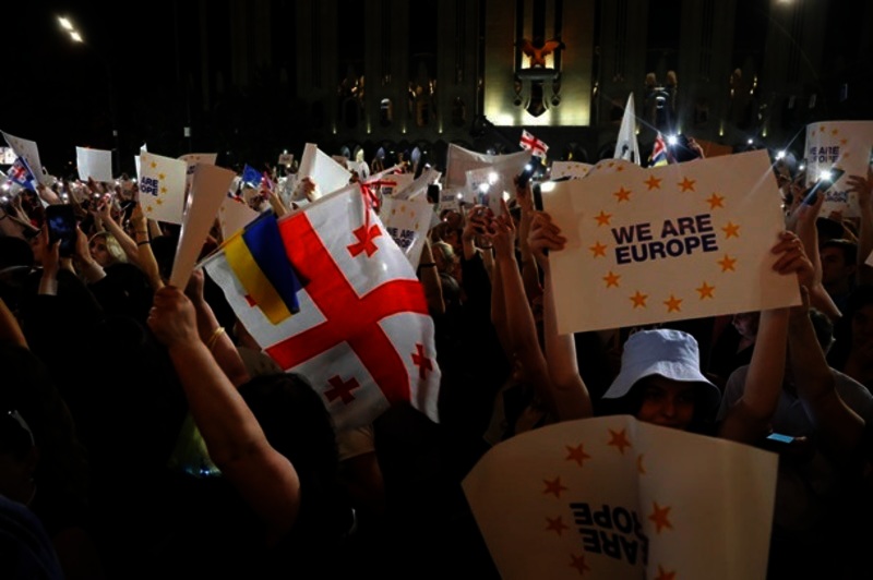 Коли закінчеться війна за прогнозами ГУР,  гроші на байрактари та протести у Грузії