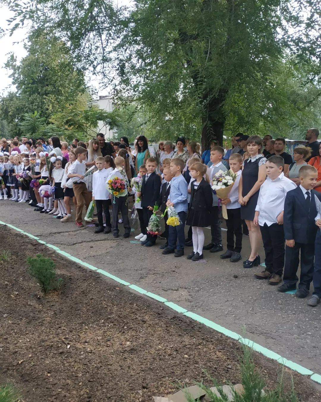 Читачі: не в усіх школах батьків недопускали до лінійки | Новини Старобільськ