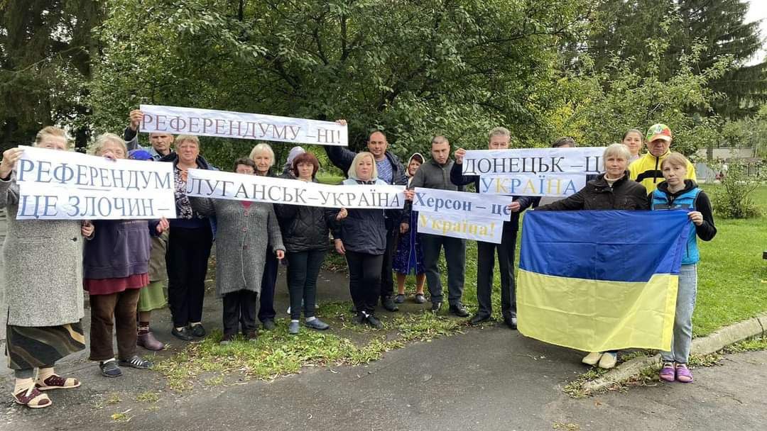 Переселенці продовжують протест проти псевдореферендуму