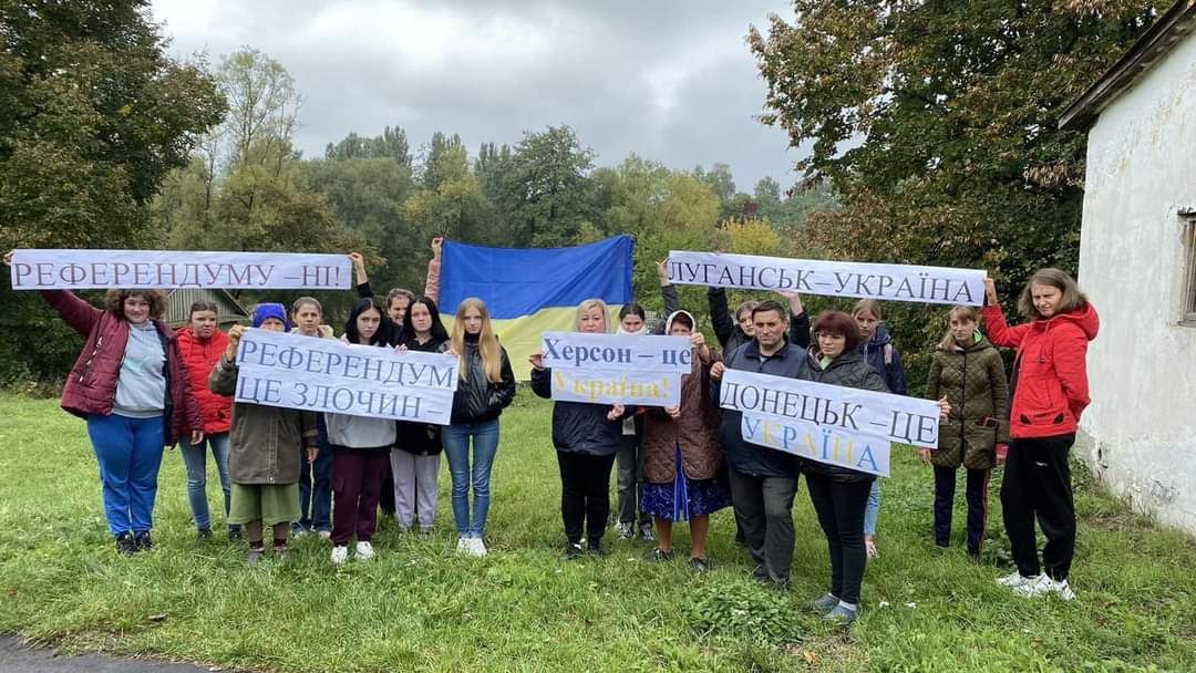 Переселенці продовжують протест проти псевдореферендуму