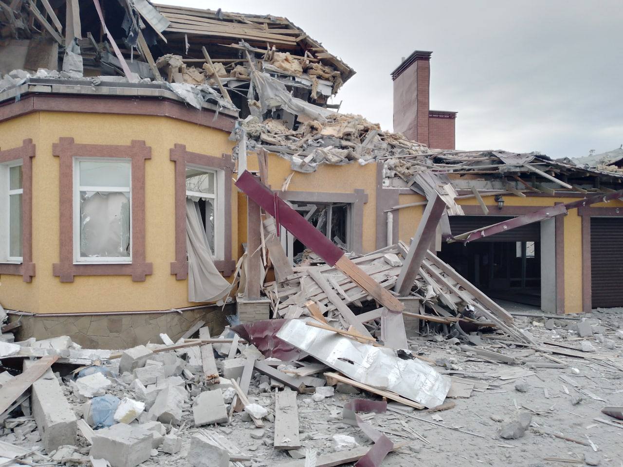 Зруйновано будинок в центрі Сватового