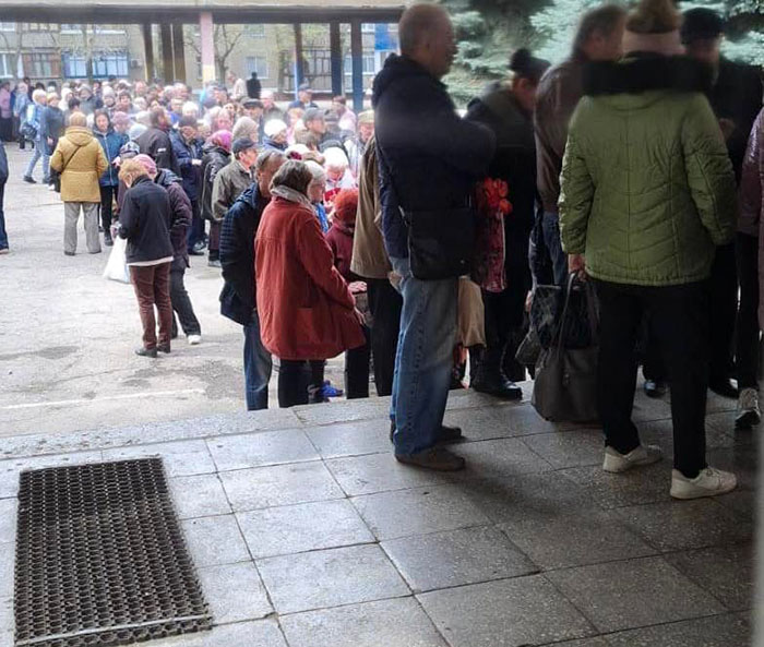 Підслухано в черзі: що бентежить переселенців з Луганщини