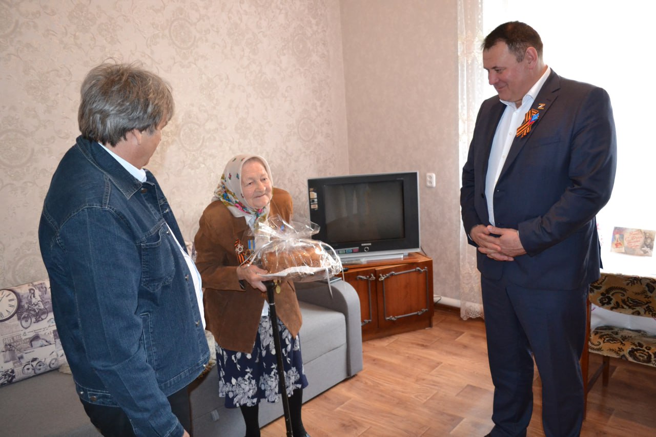 Старобільський гауляйтер зфоткався з ветеранами | Новини Старобільськ