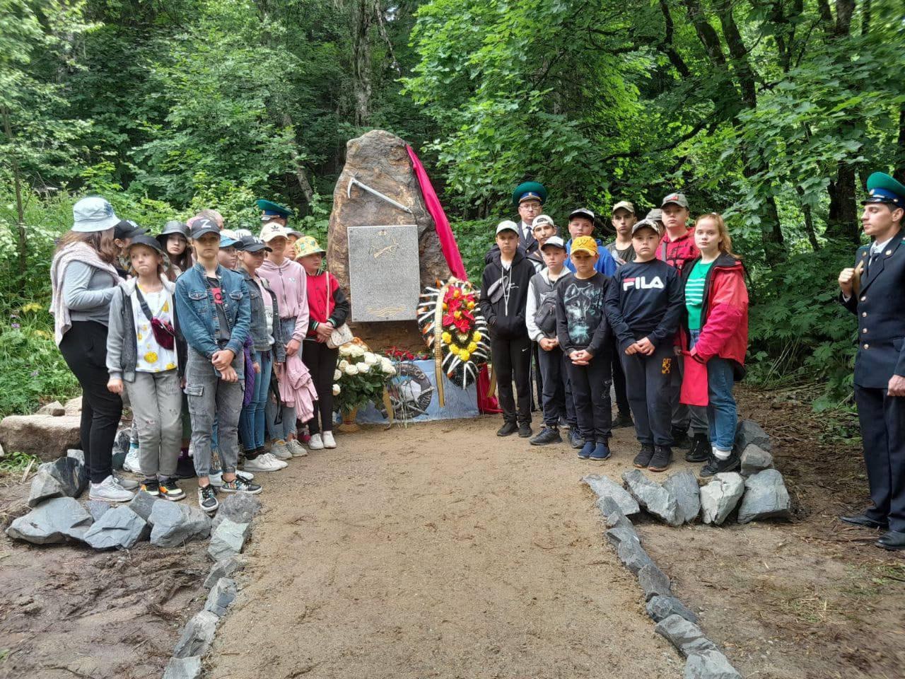 Окупанти повели дітей на кладовище | Новини Старобільськ