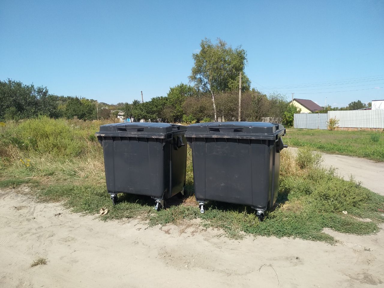 Новопсковські загарбники вихваляються встановленням сміттєвих контейнерів