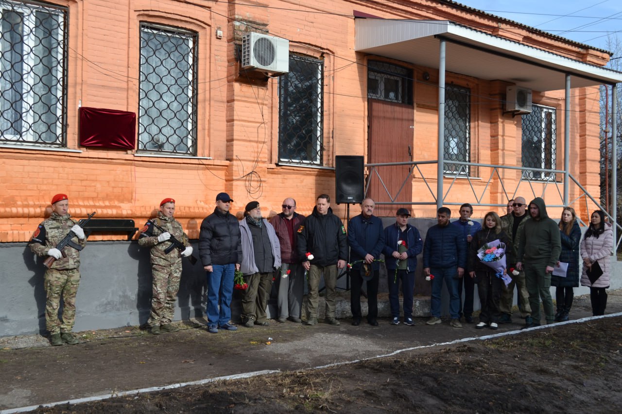 Колаборанти повісили ще одну меморіальну дошку