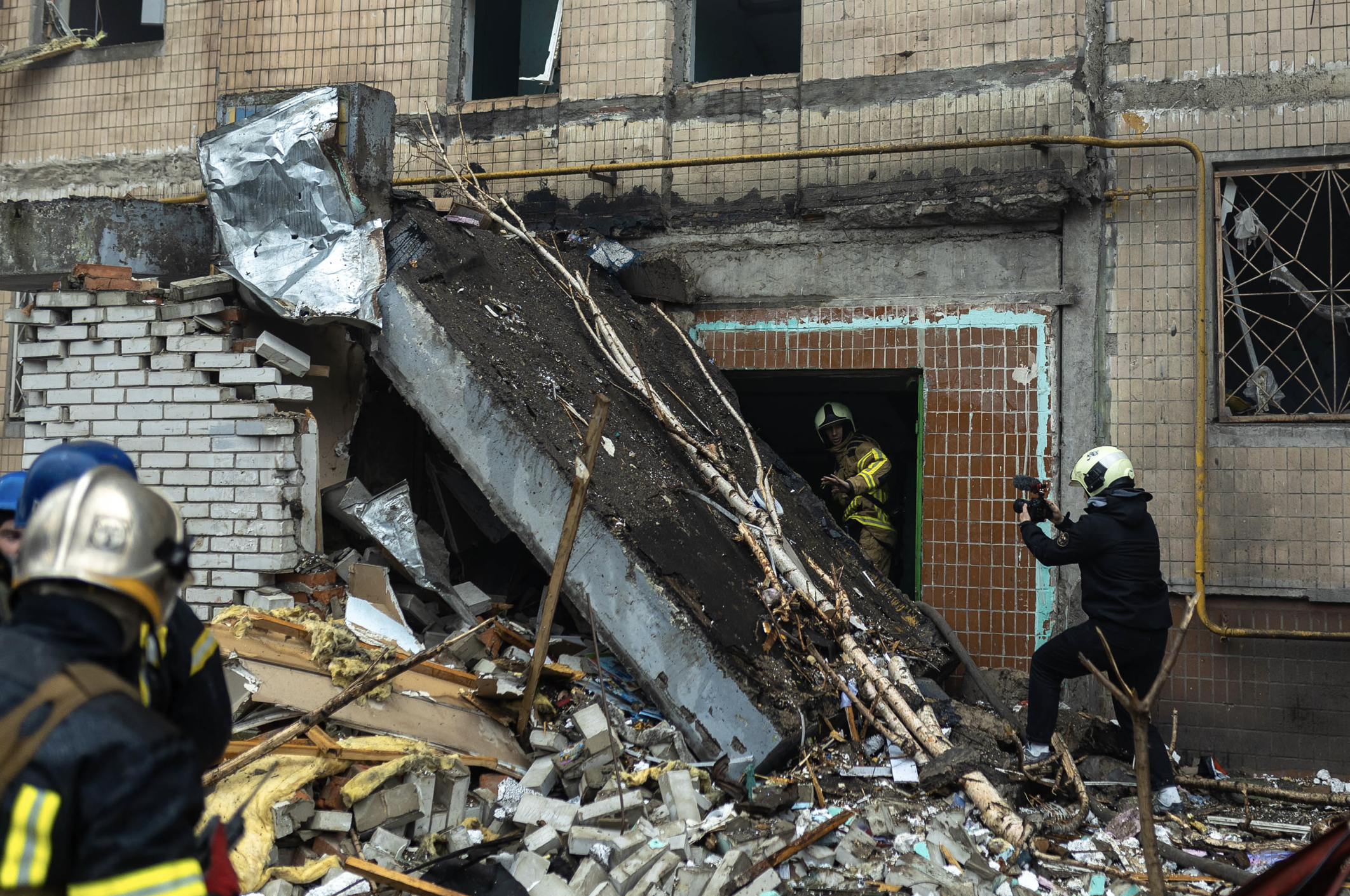 Як діяти, опинившись під завалами — поради від МВС 	