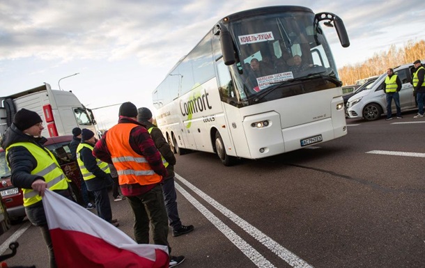 На кордоні з боку Польщі почали зупиняти автобуси
