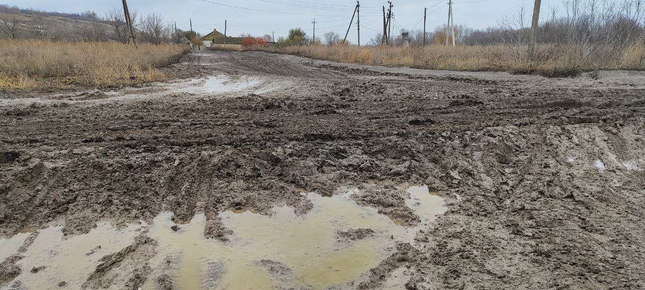 В селі Мілуватка на Сватівщині дороги майже не існують