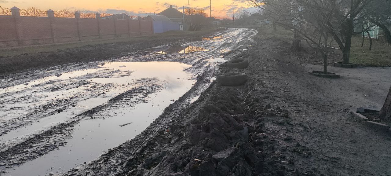 В селі Мілуватка на Сватівщині дороги майже не існують