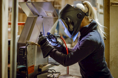 Можливість для жінок: отримати професію «Зварювальниця»