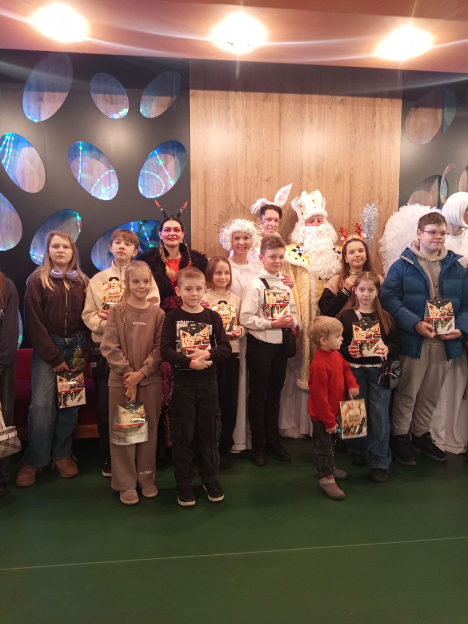 У Києві відбувся святковий захід до Дня Святого Миколая для дітей з Луганщини