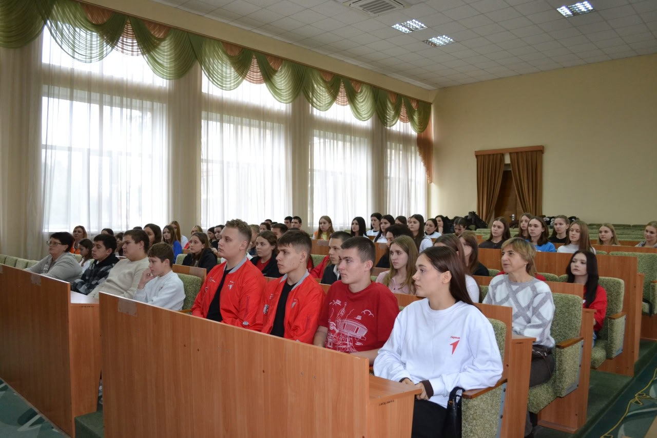 Гауляйтер зустрівся з представниками "Двіженія пєрвих" | Новини Старобільськ