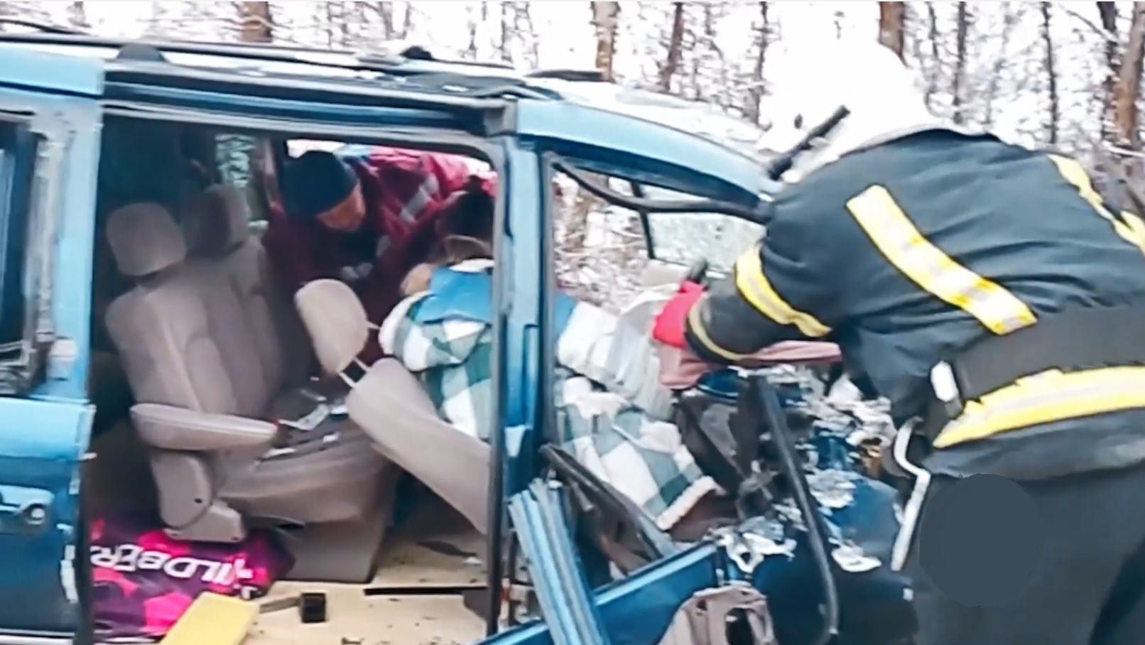 Біля Макартетиного рятувальники діставали жінку з понівеченого авто