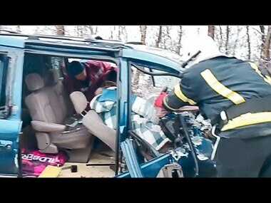 Біля Макартетиного рятувальники діставали жінку з понівеченого авто