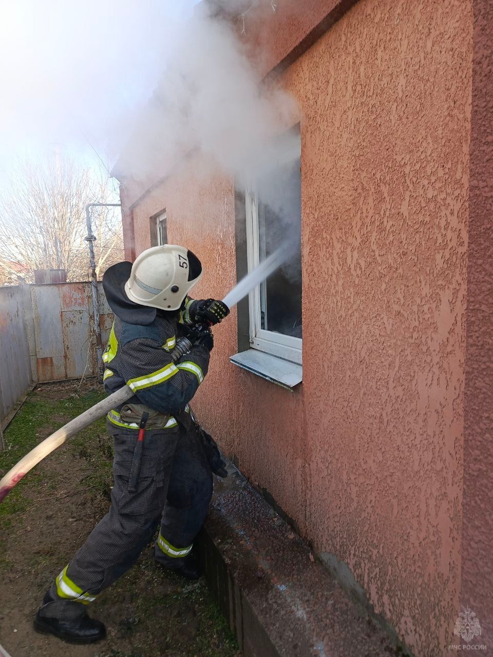 У Новоайдарі пожежа ледь не знищила житловий будинок
