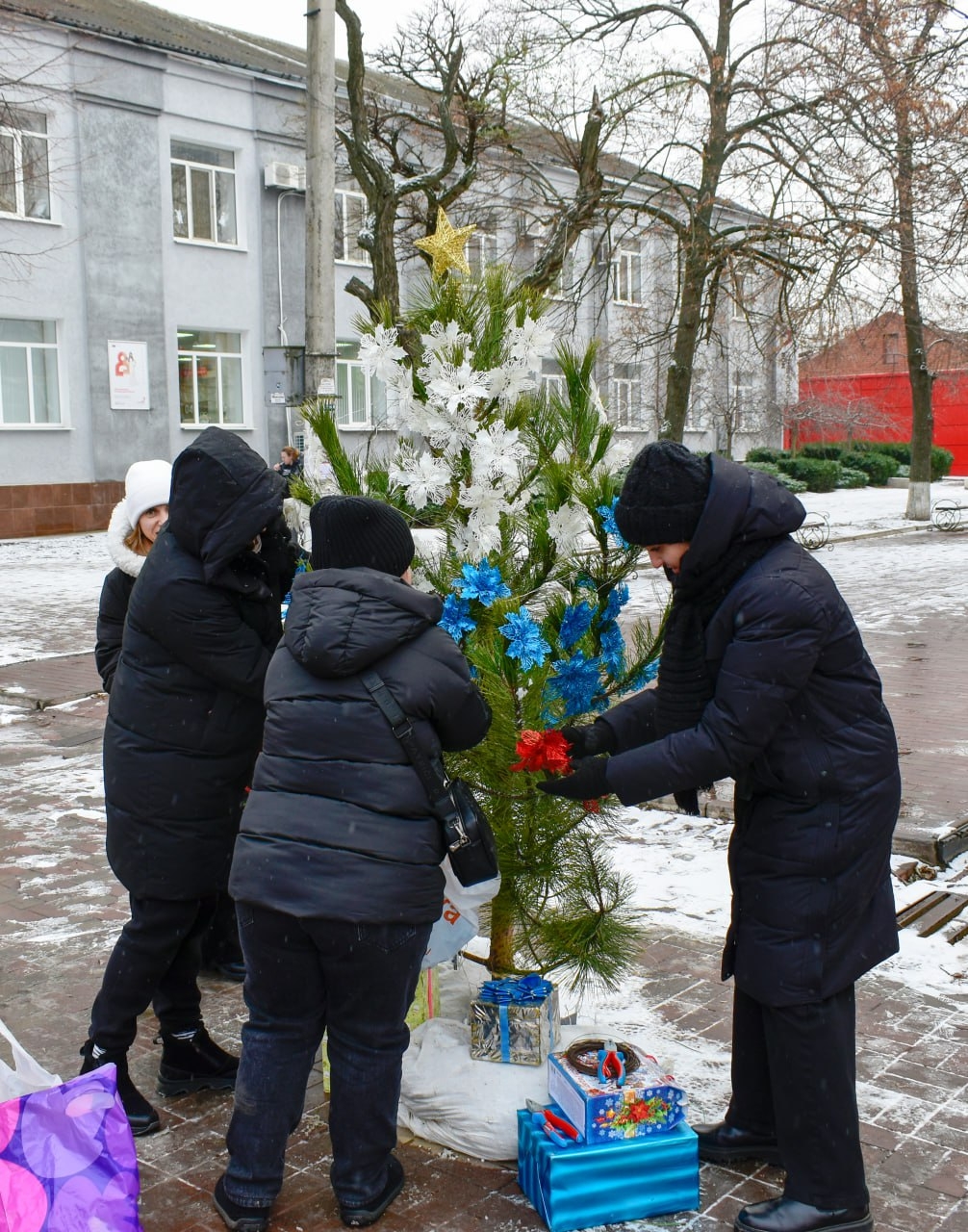 В окупованому Старобільську готують центральну площу до Нового року | Новини Старобільськ