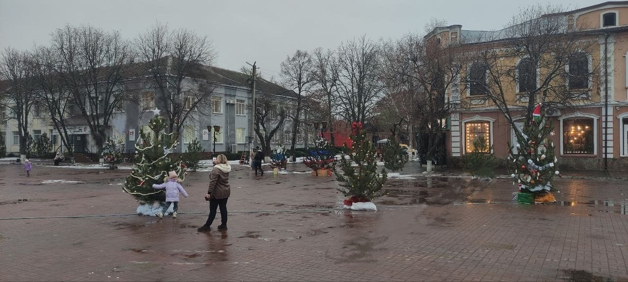 В окупованому Старобільську готують центральну площу до Нового року | Новини Старобільськ