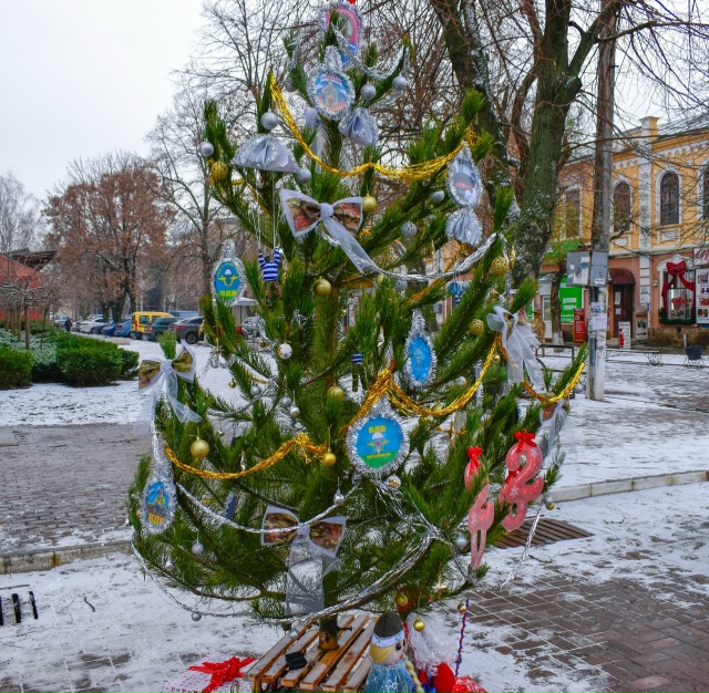 В окупованому Старобільську готують центральну площу до Нового року | Новини Старобільськ