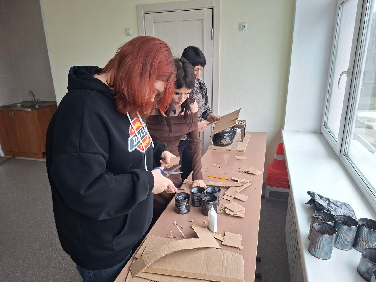 У Біловодську змусили дітей робити свічки для окупантів