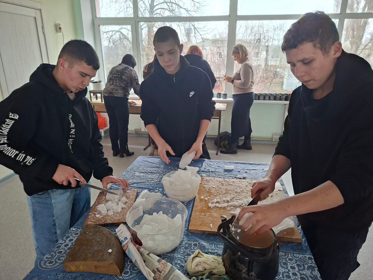 У Біловодську змусили дітей робити свічки для окупантів