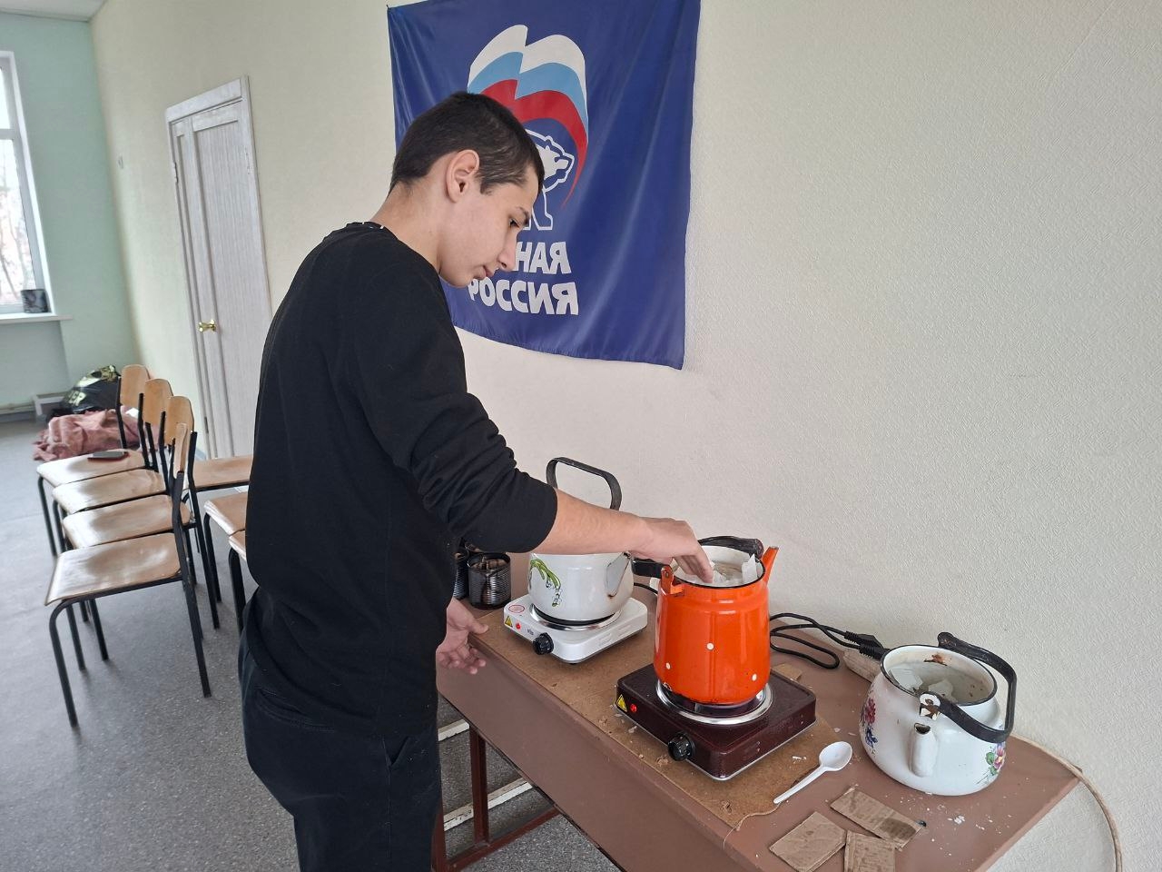 У Біловодську змусили дітей робити свічки для окупантів