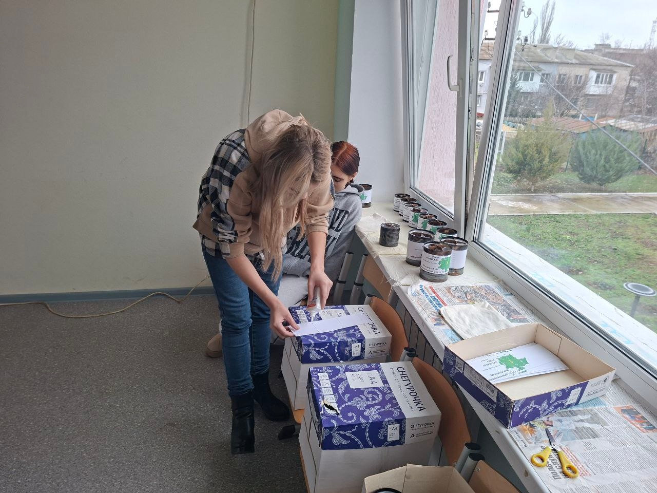 У Біловодську змусили дітей робити свічки для окупантів