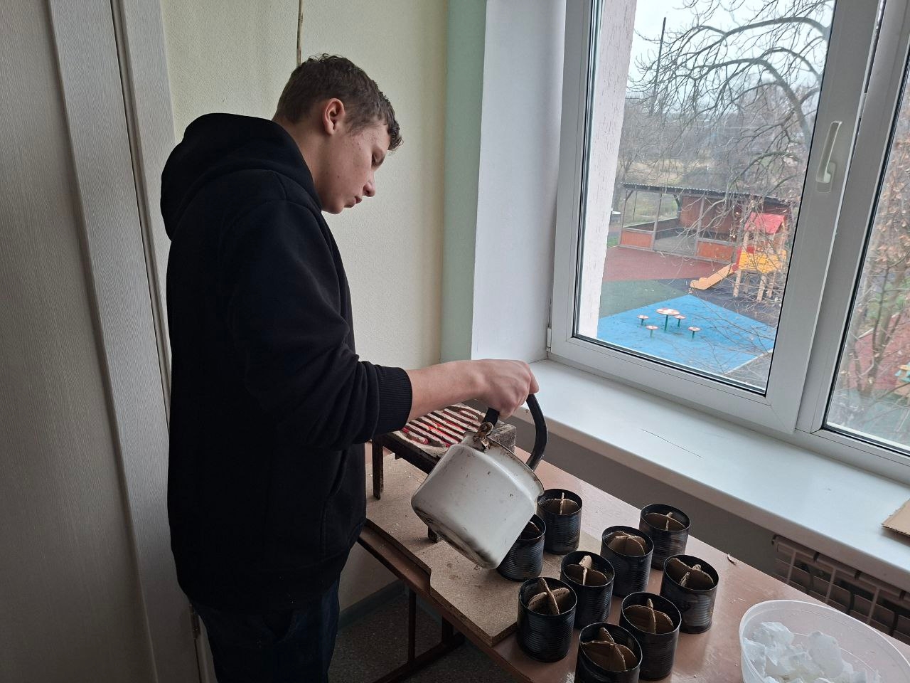 У Біловодську змусили дітей робити свічки для окупантів