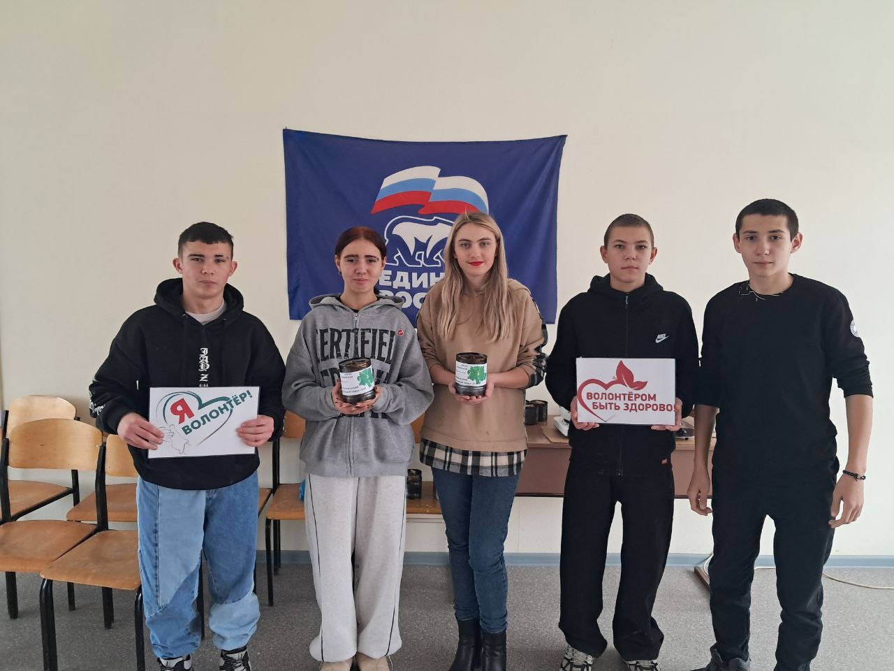 У Біловодську змусили дітей робити свічки для окупантів