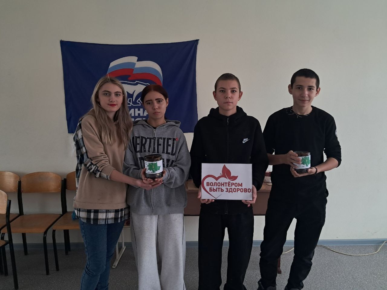 У Біловодську змусили дітей робити свічки для окупантів