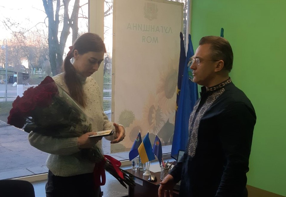 Дружині загиблого прикордонника зі Старобільська передали знак пошани «Захиснику Луганщини» | Новини Старобільськ