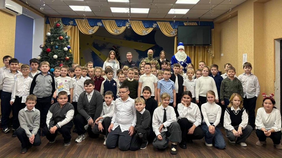 До новоайдарських школярів прийшов Дід Мороз - поліцай