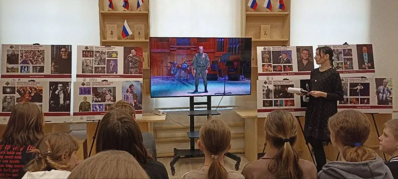 У старобільському музеї окупанти відкрили виставку, присвячену артистам на "сво"