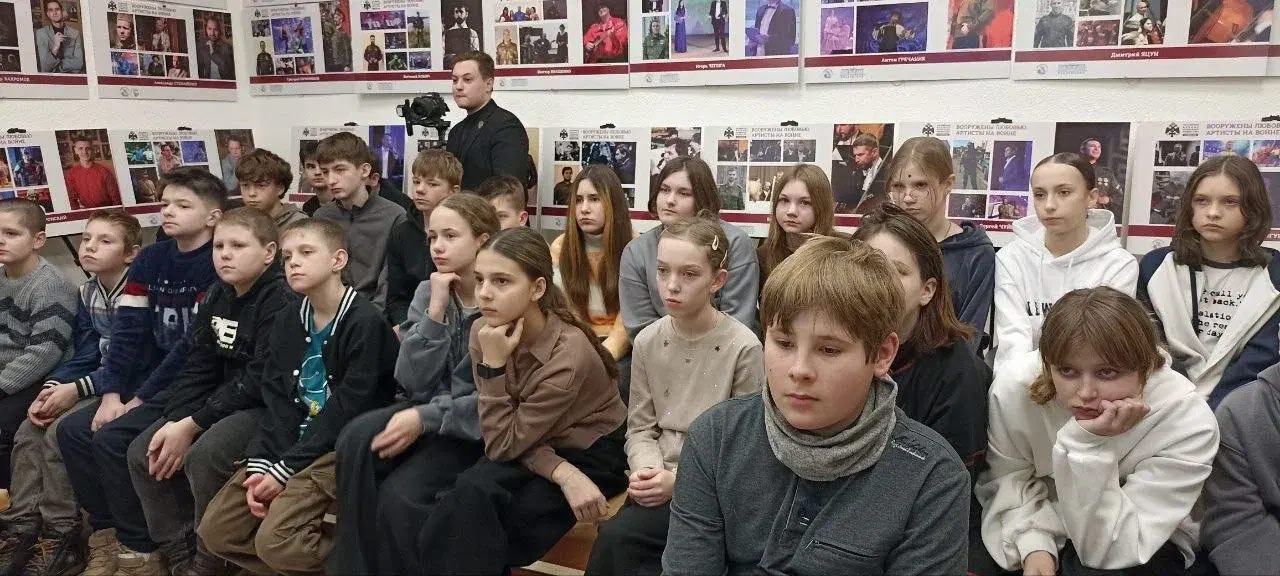 У старобільському музеї окупанти відкрили виставку, присвячену артистам на "сво"