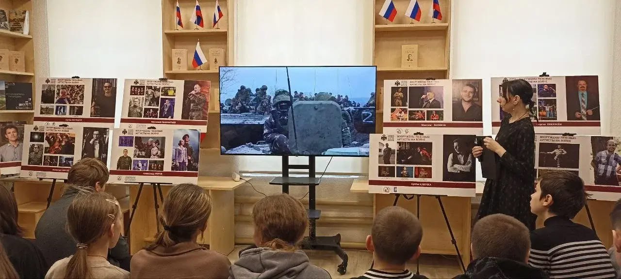 У старобільському музеї окупанти відкрили виставку, присвячену артистам на "сво"