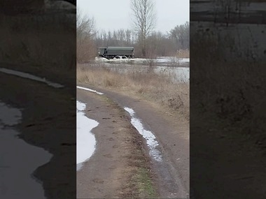 Військові вантажівки на підтопленому Новоселівському мості | Новини Старобільськ
