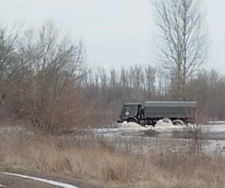Військові вантажівки на підтопленому Новоселівському мості | Новини Старобільськ