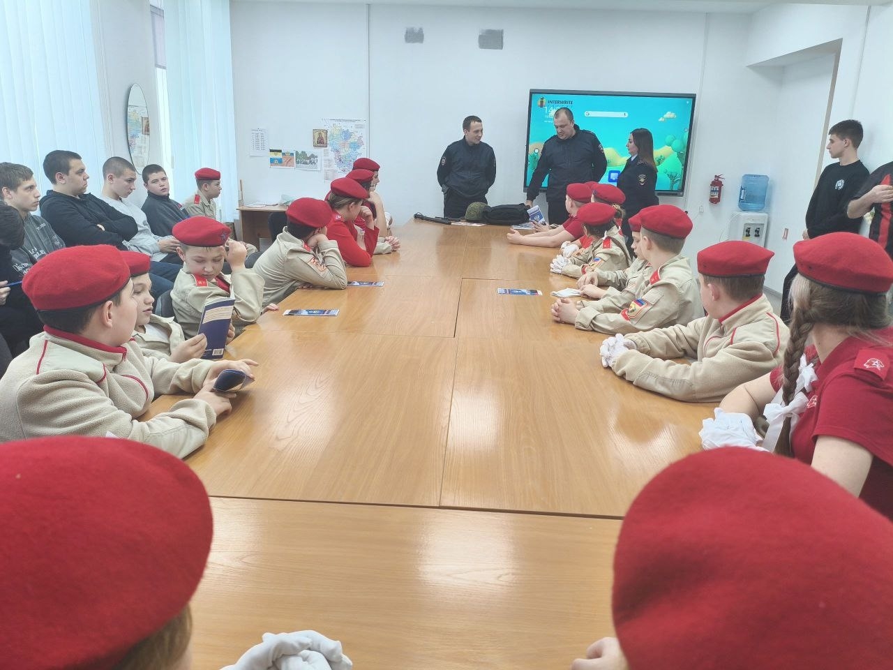 Окупаційні поліціянти у Новодеркулі агітували дітей