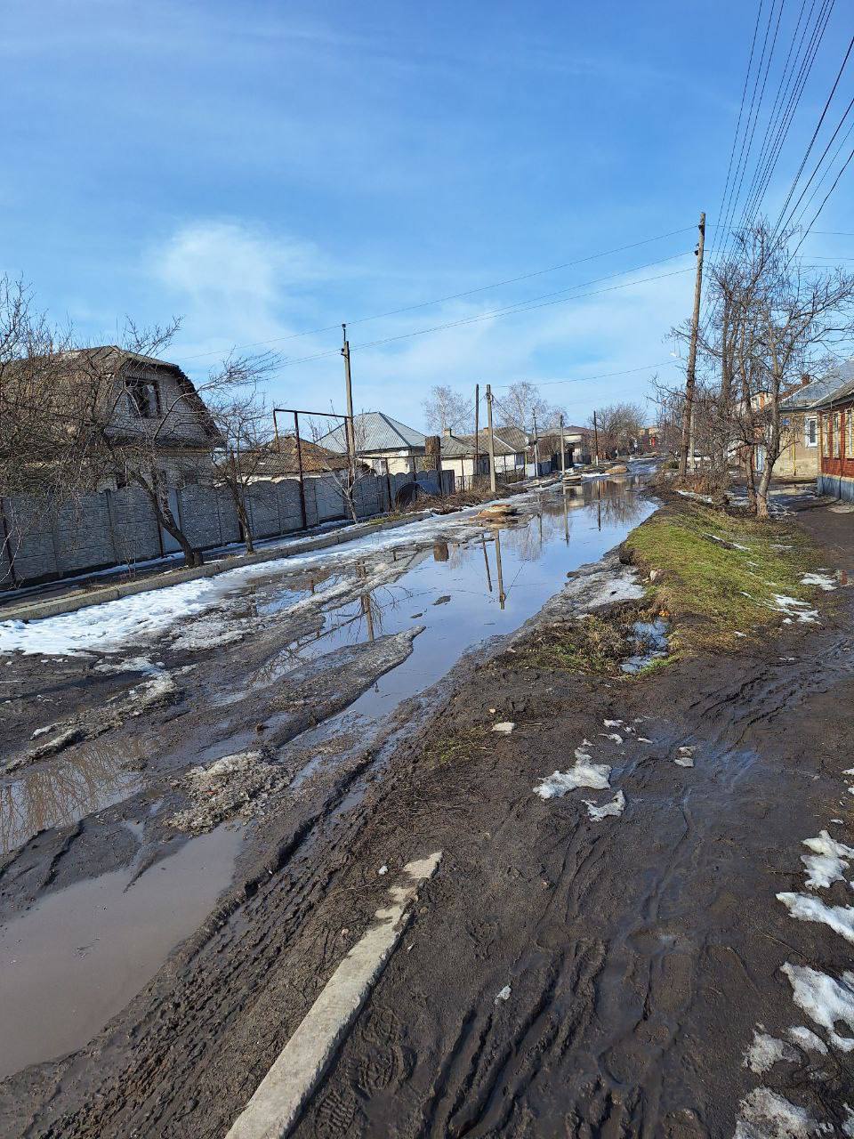 Вулиця Велика Садова у Старобільську схожа на болото | Новини Старобільськ