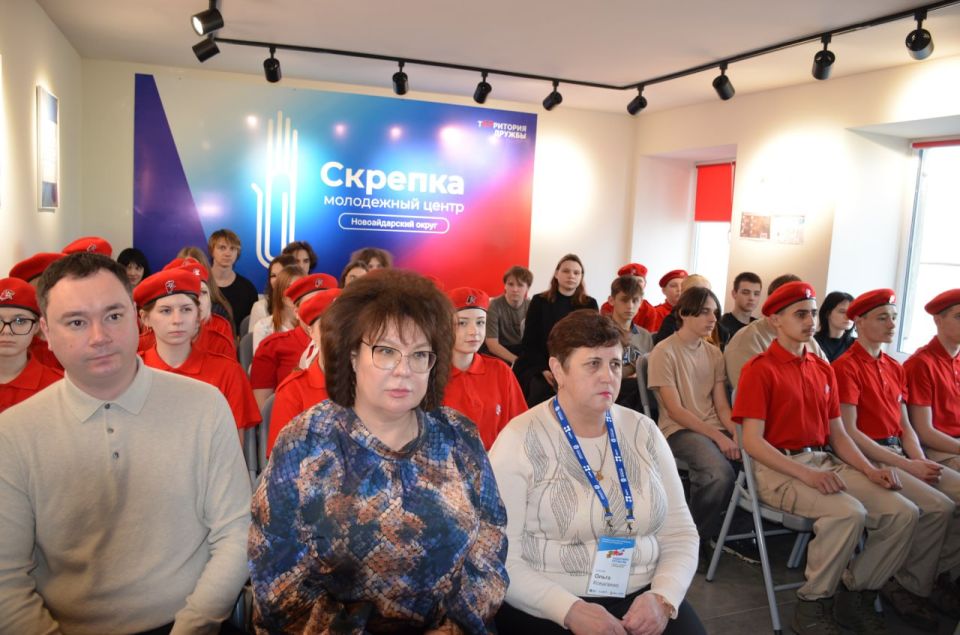 У Новоайдарі колаборанти святкували четверту річницю окупації