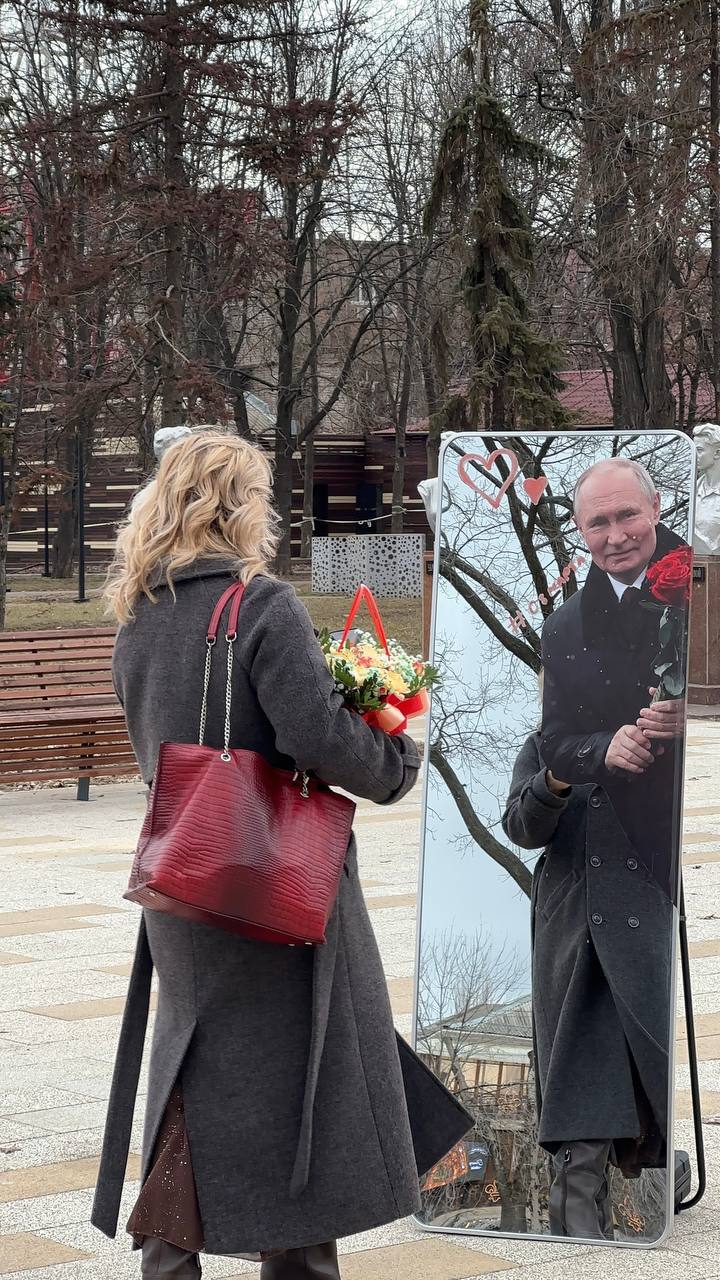 У Луганську зробили фотозону з путіним